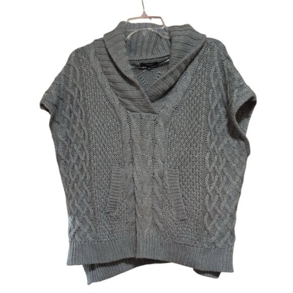 formula JOYEN Sweater in a Gray Cable Knit Pattern V Neckline Slit Buckle Sides